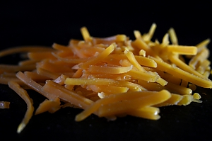Cheddar K&auml;se, in Streifen geschnitten