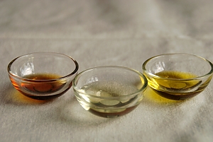 Sesam&ouml;l, Raps&ouml;l, Oliven&ouml;l (vlnr.)