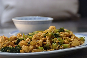 H&auml;hnchenbrustw&uuml;rfel mit Cashewkernen und Brokkoli