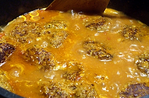 Hackb&auml;llchen in s&auml;miger Sauce