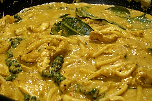 Gelbes H&uuml;hnercurry mit Pfeffer
