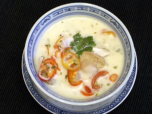 H&uuml;hnersuppe mit Zitronengras
