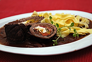 Rinderrouladen, Paprika und Schafsk&auml;se