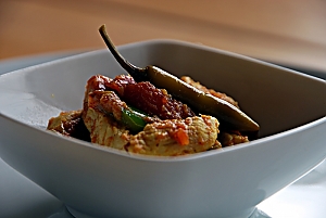 Scharfes H&uuml;hnerfleisch mit gr&uuml;ner Paprika